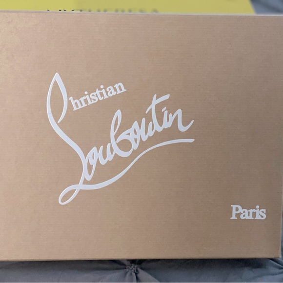Selling these brand new Louis Vuitton shoes, that have never been worn.
